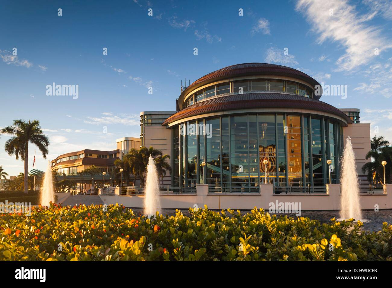 USA, Florida, West Palm Beach, Kravis Center for the Performing Arts, Sonnenuntergang Stockfoto