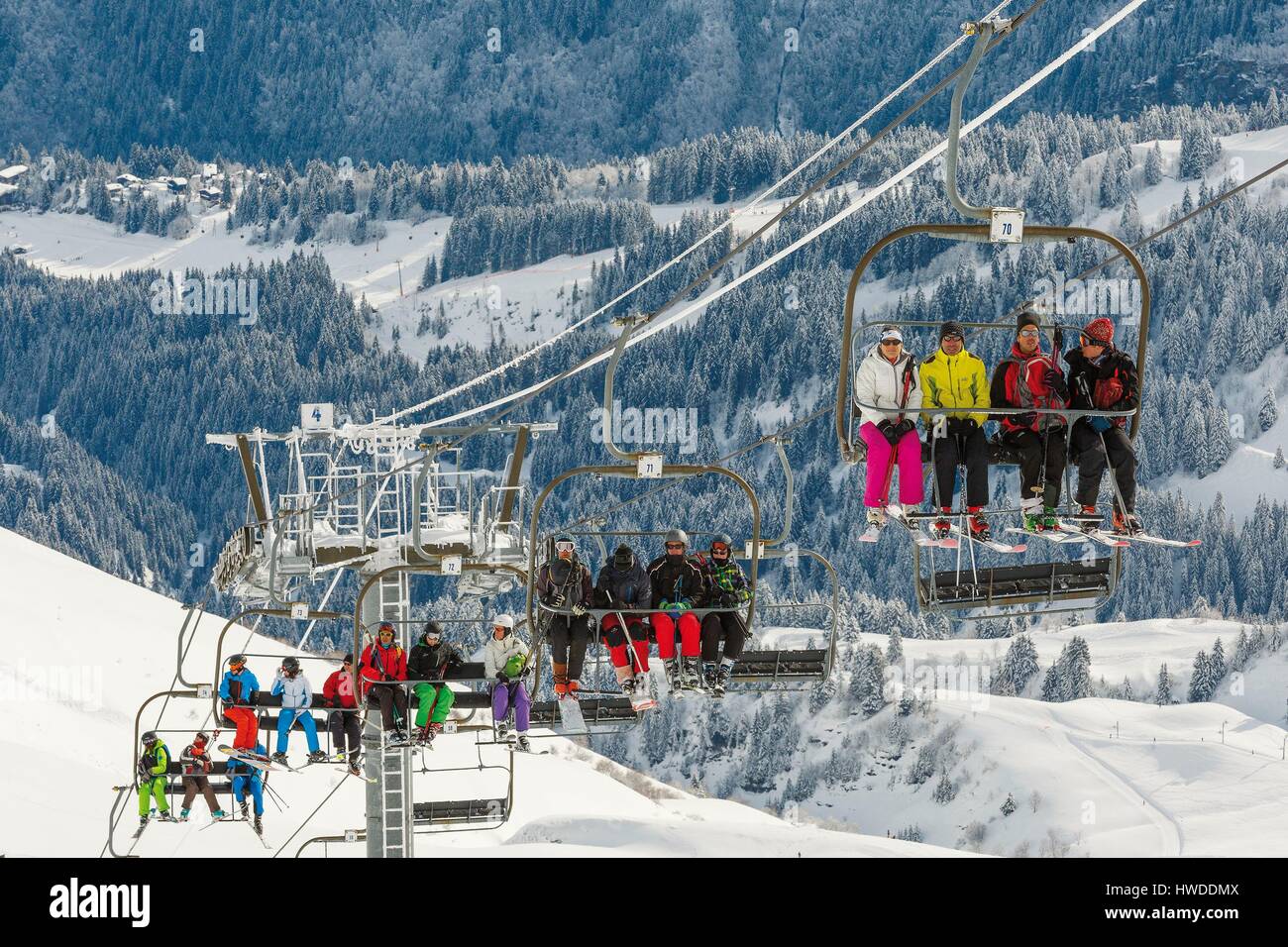 Frankreich, Savoyen, Beaufortain, Hauteluce, Les Contamines, Lebensphase des Wintersports, Skifahrer, die mit dem Ski-lift Stockfoto