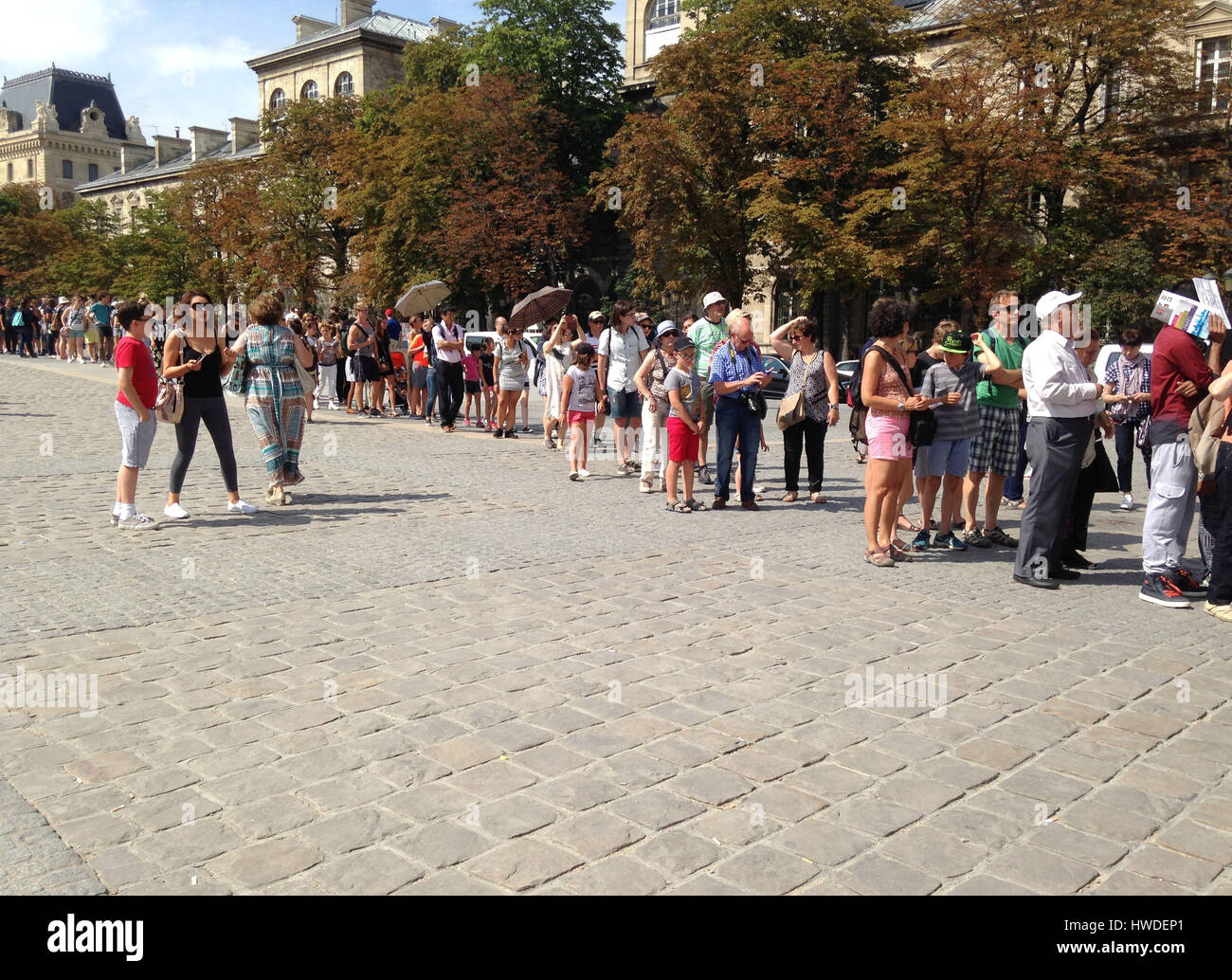Touristen warten am 3. August 2015 in der Schlange, um Notre Dame in Paris, Frankreich, zu betreten. Stockfoto