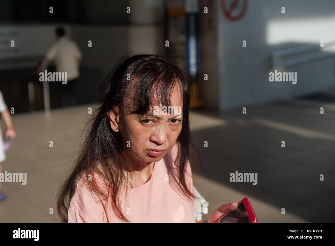 28.09.2016, Singapur, Republik Singapur - eine Frau-Blätter eine shopping mall in Singapurs Ang Mo Kio Bezirk. Stockfoto