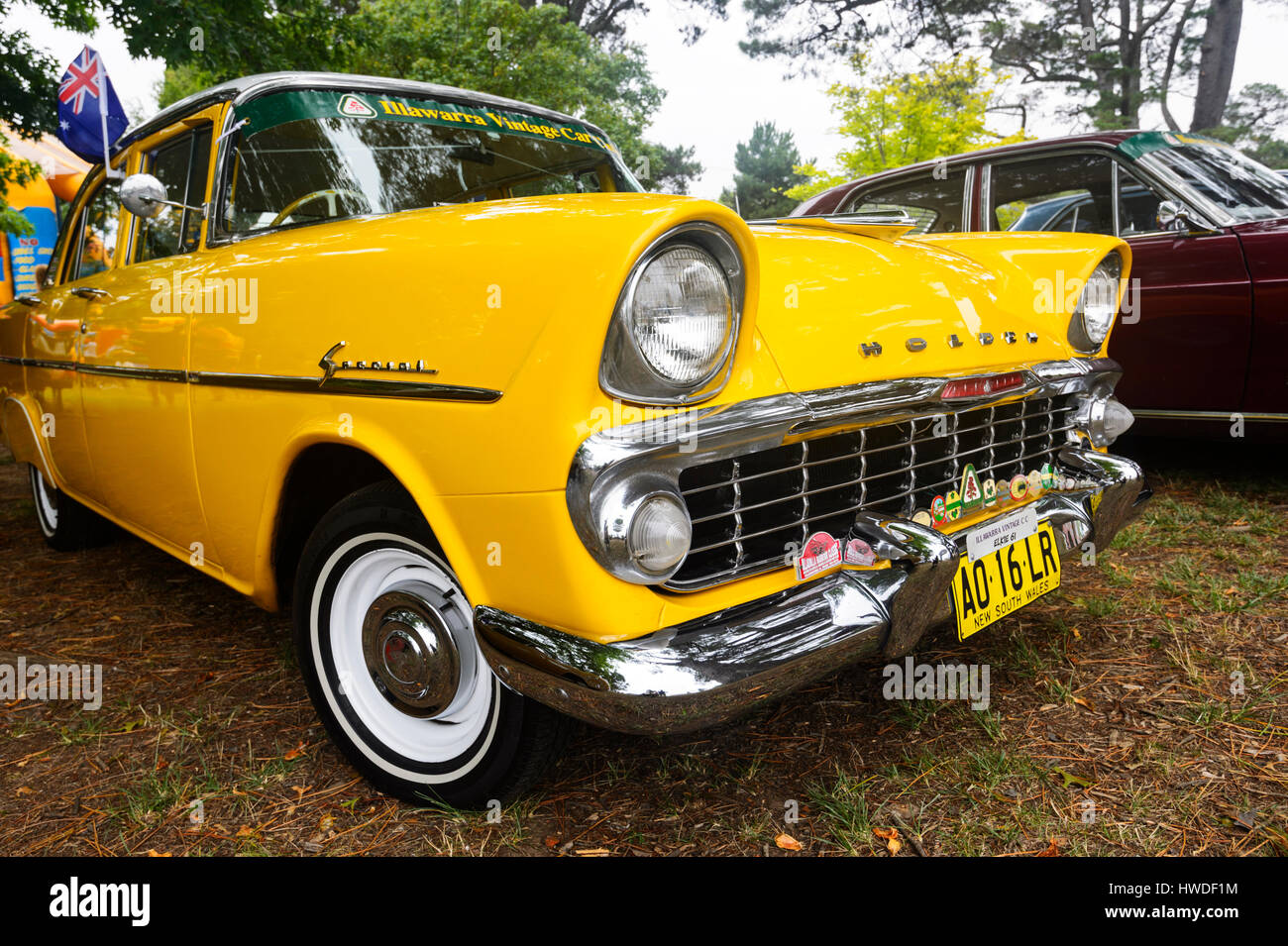 Lustiges Kleines Gelbes Retro-Auto Mit Augen Lizenzfrei nutzbare