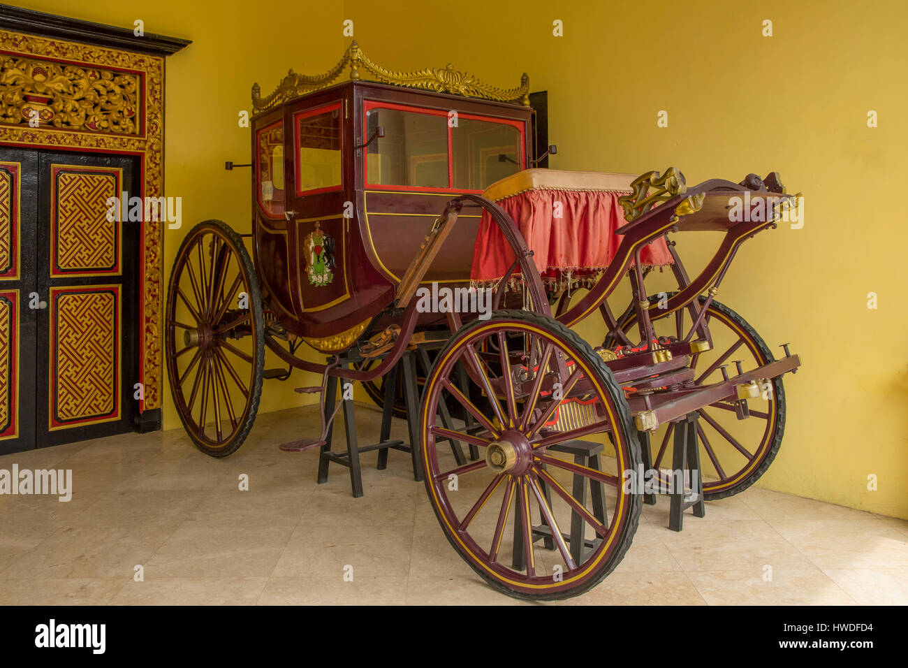 Alte holländische Kutsche im Museum von Keraton Königspalast, Sumenep, Madura, Indonesien Stockfoto