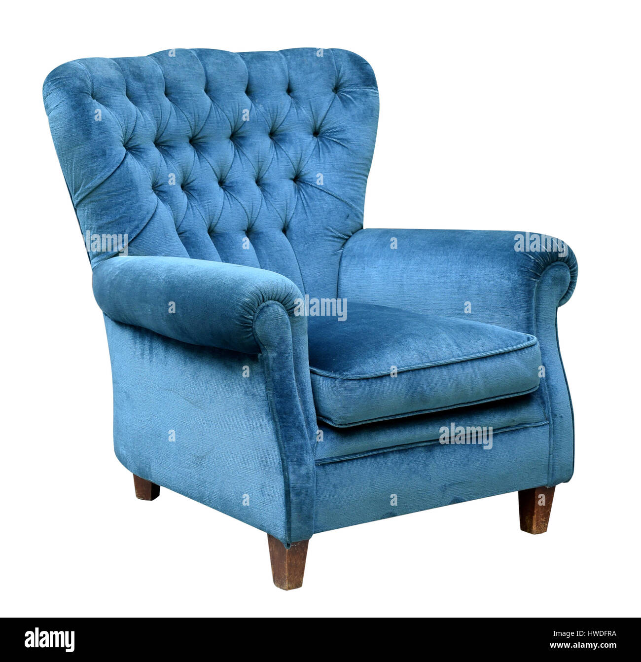 Gepolsterte blauem Samt Sessel mit einem Retro-hoch-Taste Back-Design, isoliert auf weiss in einer drei-Viertel-Ansicht Stockfoto