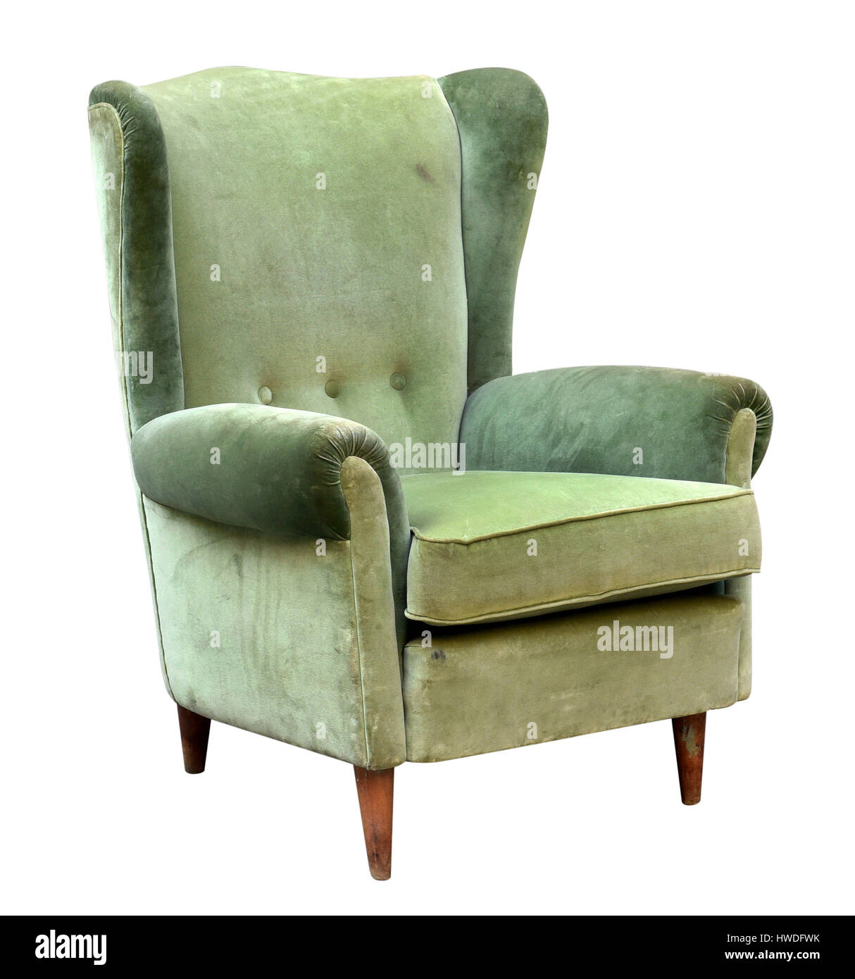 Vintage gepolstert grünem Samt Sessel mit einem Hochdecker Rücken isoliert auf weiß in einer drei-Viertel-Ansicht Stockfoto