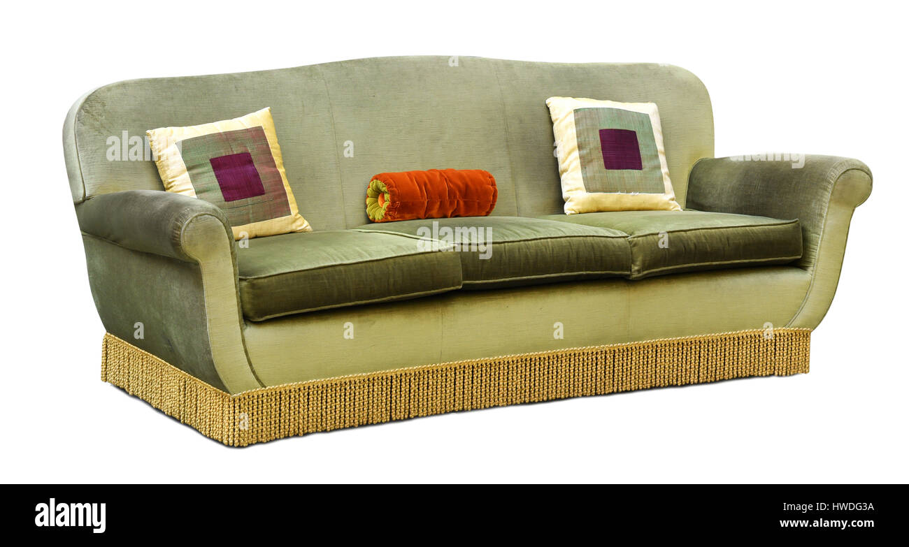 Drei Sitzer Grün Samt gepolstert, Couch oder ein Sofa mit langen Stock Fringe und geometrischen quadratische Kissen isoliert auf weiss Stockfoto