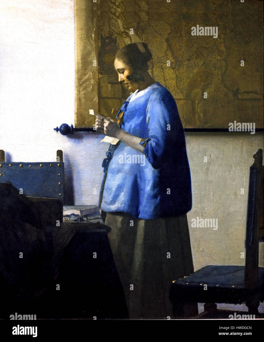 „Frau liest einen Brief“ oder „Frau in Blau liest einen Brief“. Ca. 1662-1663 Johannes Vermeer (1632 - 1675 ) Niederländische Niederlande ( niederländischer Maler im Goldenen Zeitalter, einer der größten Maler des 17. Jahrhunderts. Bevorzugte zeitlose, gedämpfte Momente, bleibt rätselhaft, unnachahmliches Farbschema und verwirrender Lichtinhalt) Stockfoto