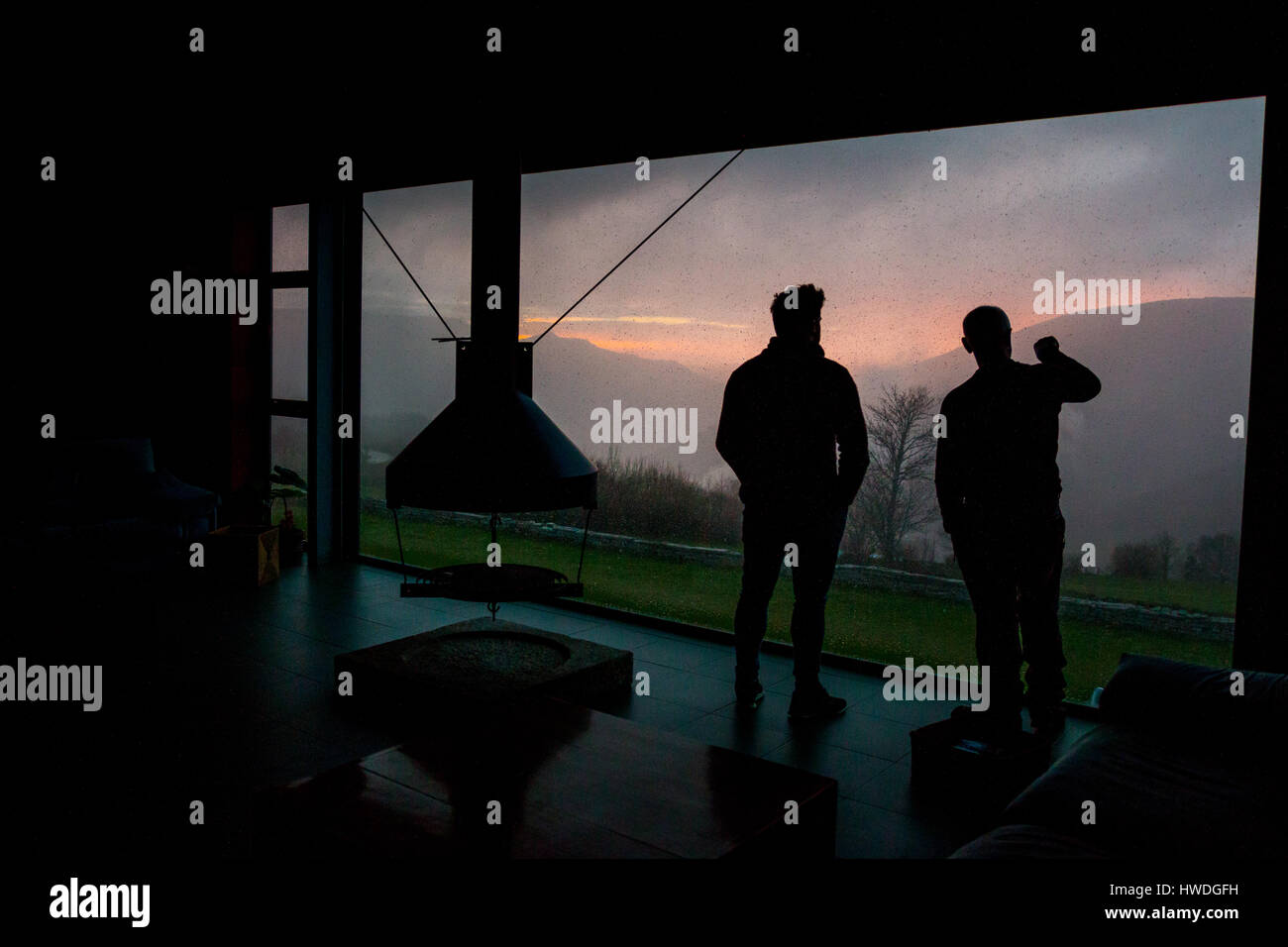 Zwei Personen reden bei Sonnenuntergang. Stockfoto