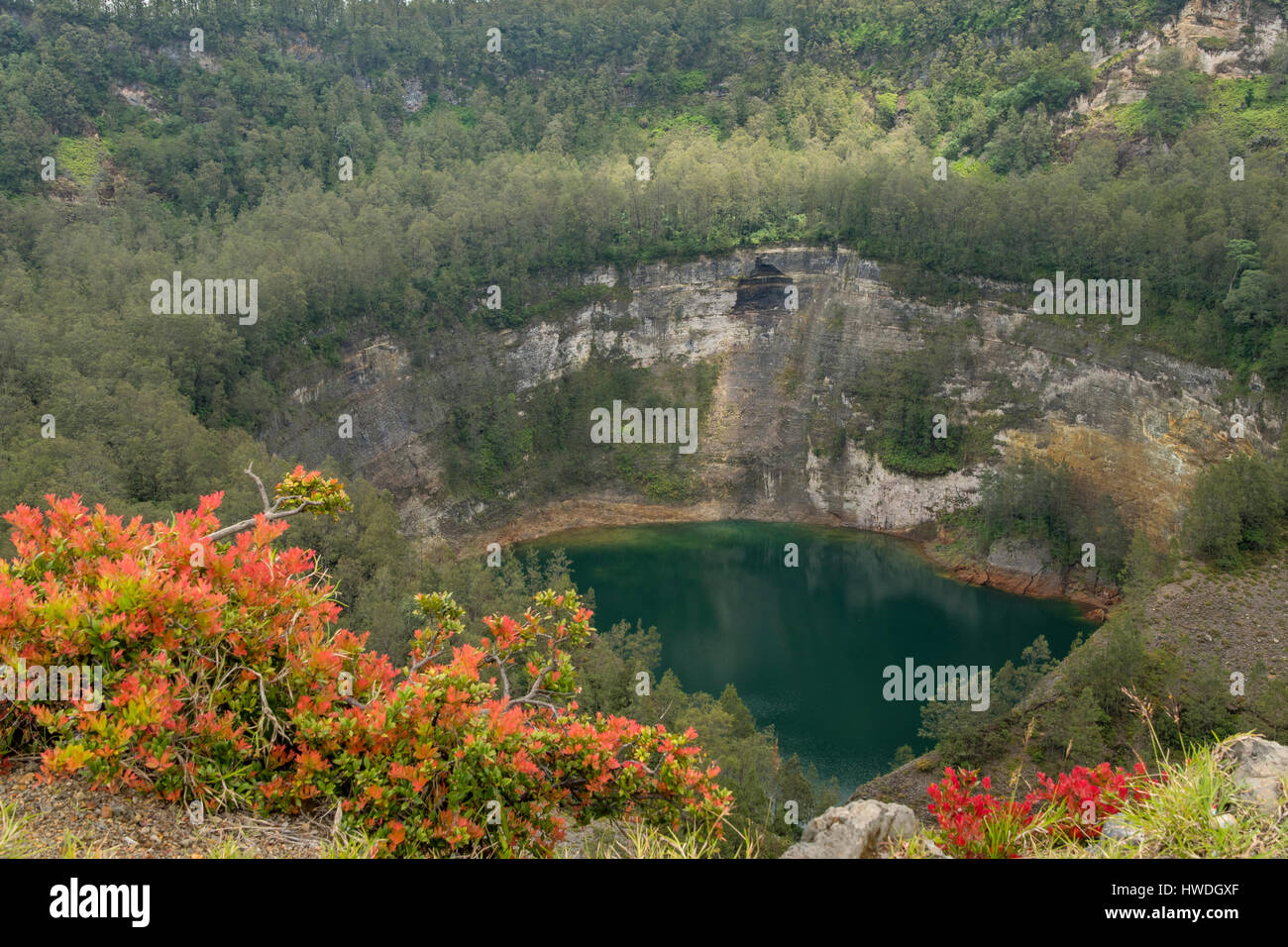 Kratersee im Nationalpark Kelimutu, Flores, Indonesien Stockfoto