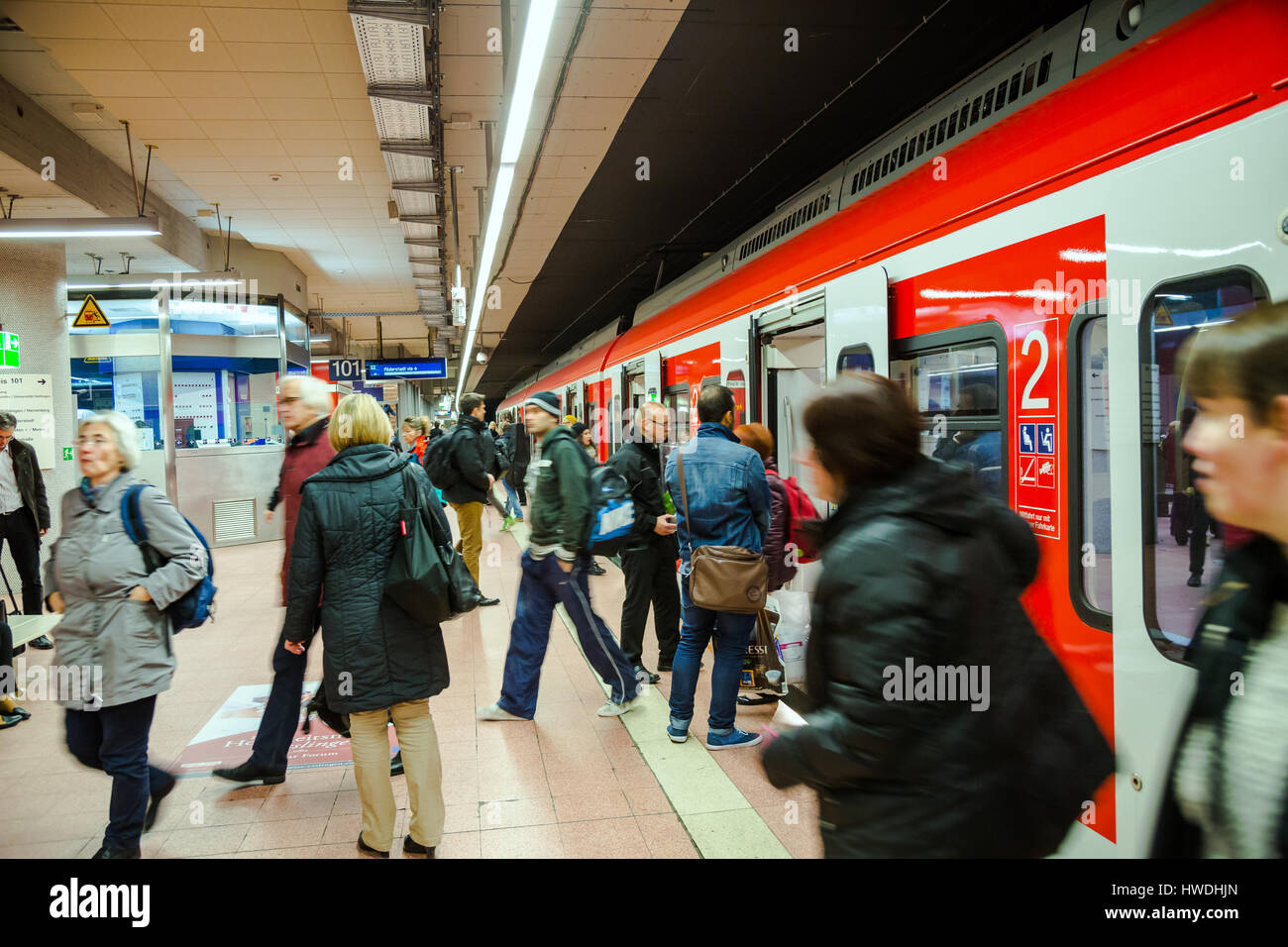 Stuttgart, Deutschland, Menschen in der S-Bahn von Stuttgart Hauptbahnhof Stockfoto