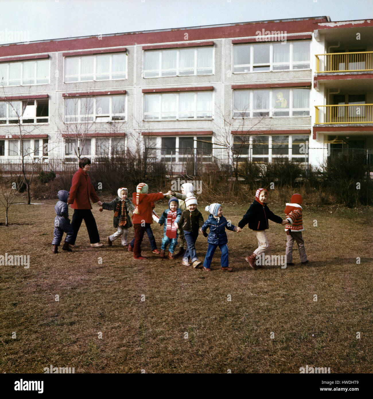 Weimar, DDR, Kinder aus Kindergärten und Krankenschwestern halten ihre