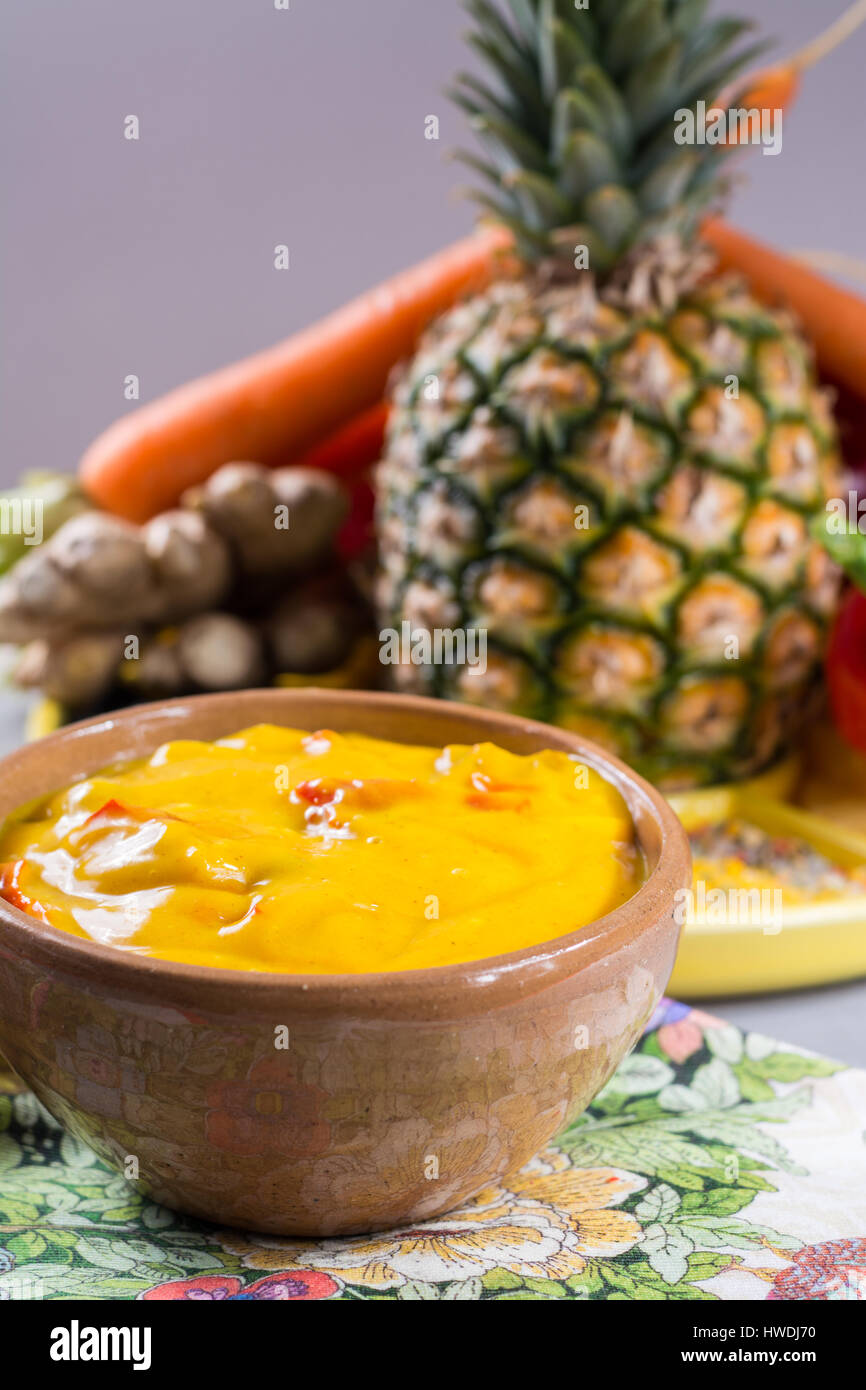 Schale mit Gemüse-Curry-Sauce und Zutaten, die gehen in die Herstellung-Paprika, Paprika, Karotten, Ananas, Gember. Weit verbreitet in der indischen Nahrung. Stockfoto