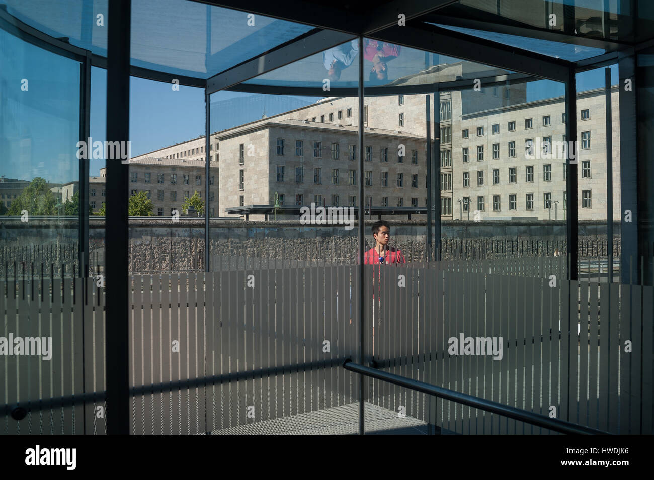 Berlin, Deutschland, Besucher in der Ausstellung Topographie des Terrors Stockfoto