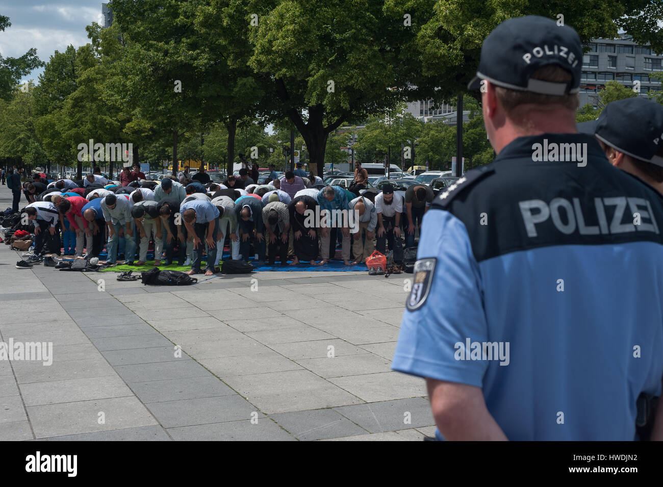 Berlin, Deutschland, Muslime die Teilnahme an traditionellen Freitagsgebet Stockfoto
