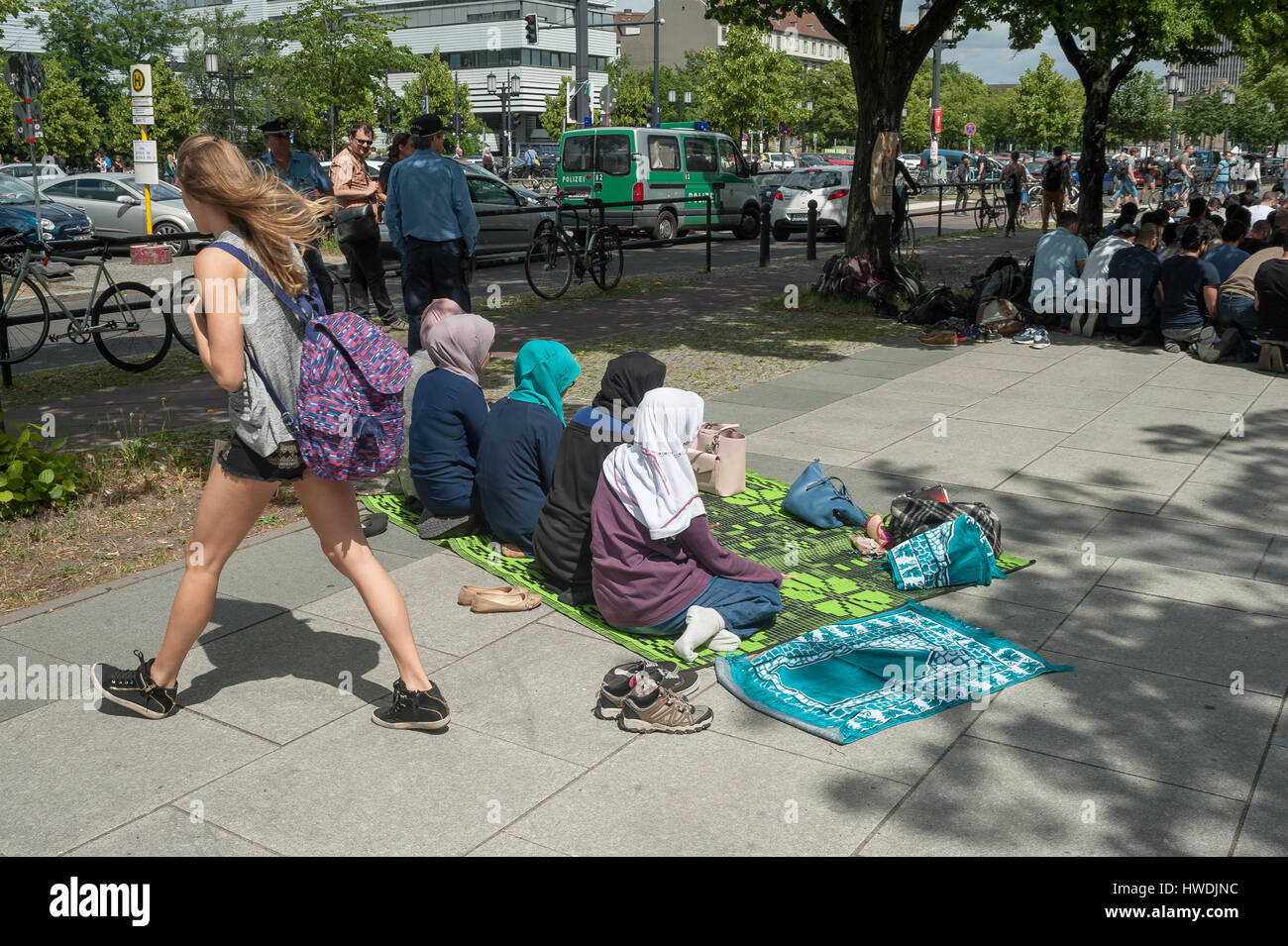 Berlin, Deutschland, Muslime die Teilnahme an traditionellen Freitagsgebet Stockfoto