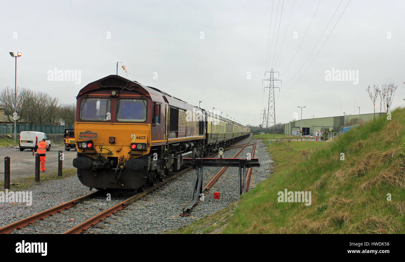 Ein Eisenbahn-Enthusiasten Railtour Zug steht in Knowsley Fracht-Terminal in der Nähe von Kirkby in Merseyside geschleppten DB Cargo Diesellok keine 66125 Stockfoto
