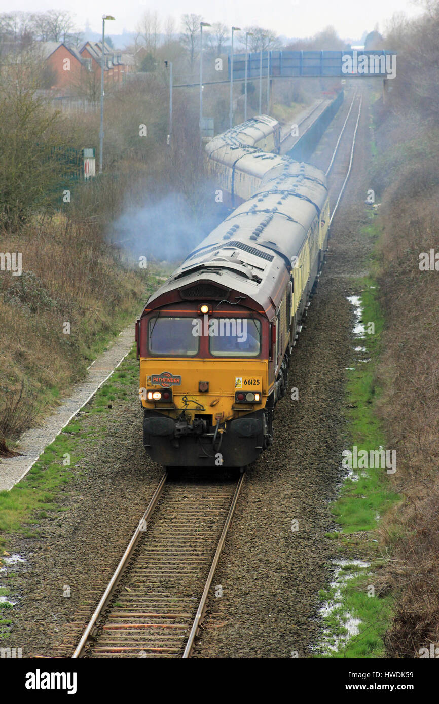 Ein Eisenbahn-Enthusiasten Railtour Zug fährt der Knowsley Fracht-Terminal in der Nähe von Kirkby in Merseyside geschleppten DB Cargo Diesellok keine 66125 Stockfoto