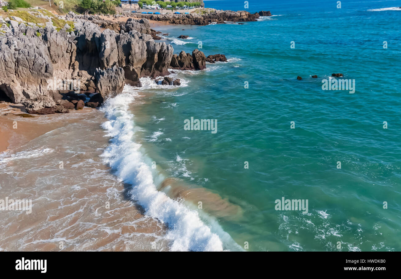 Wellen brechen sich am Strand Stockfoto