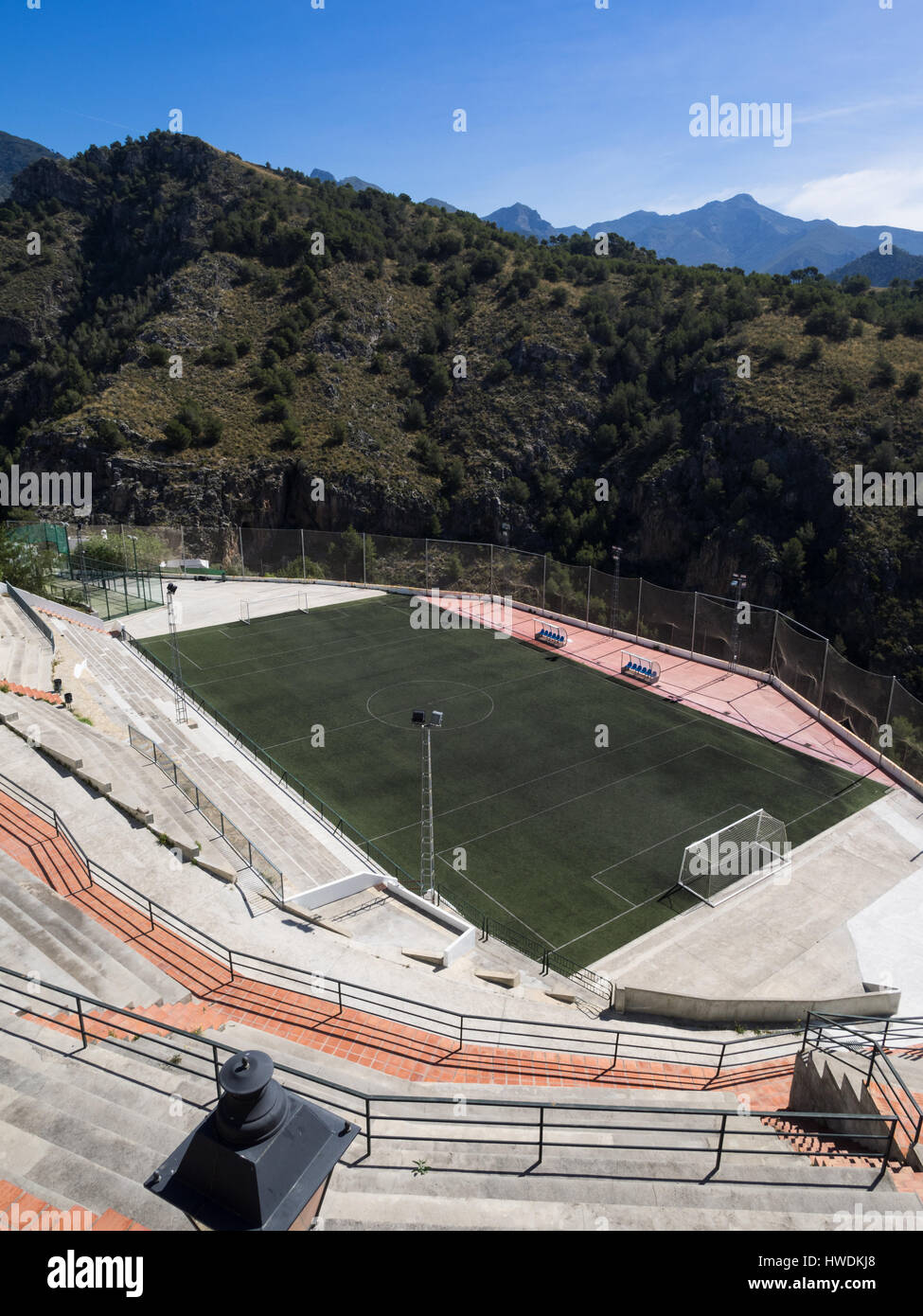 Fußballplatz in den Bergen in der Stadt des maurischen Dorfes Frigiliana, Malaga, Andalusien, Spanien. Stockfoto