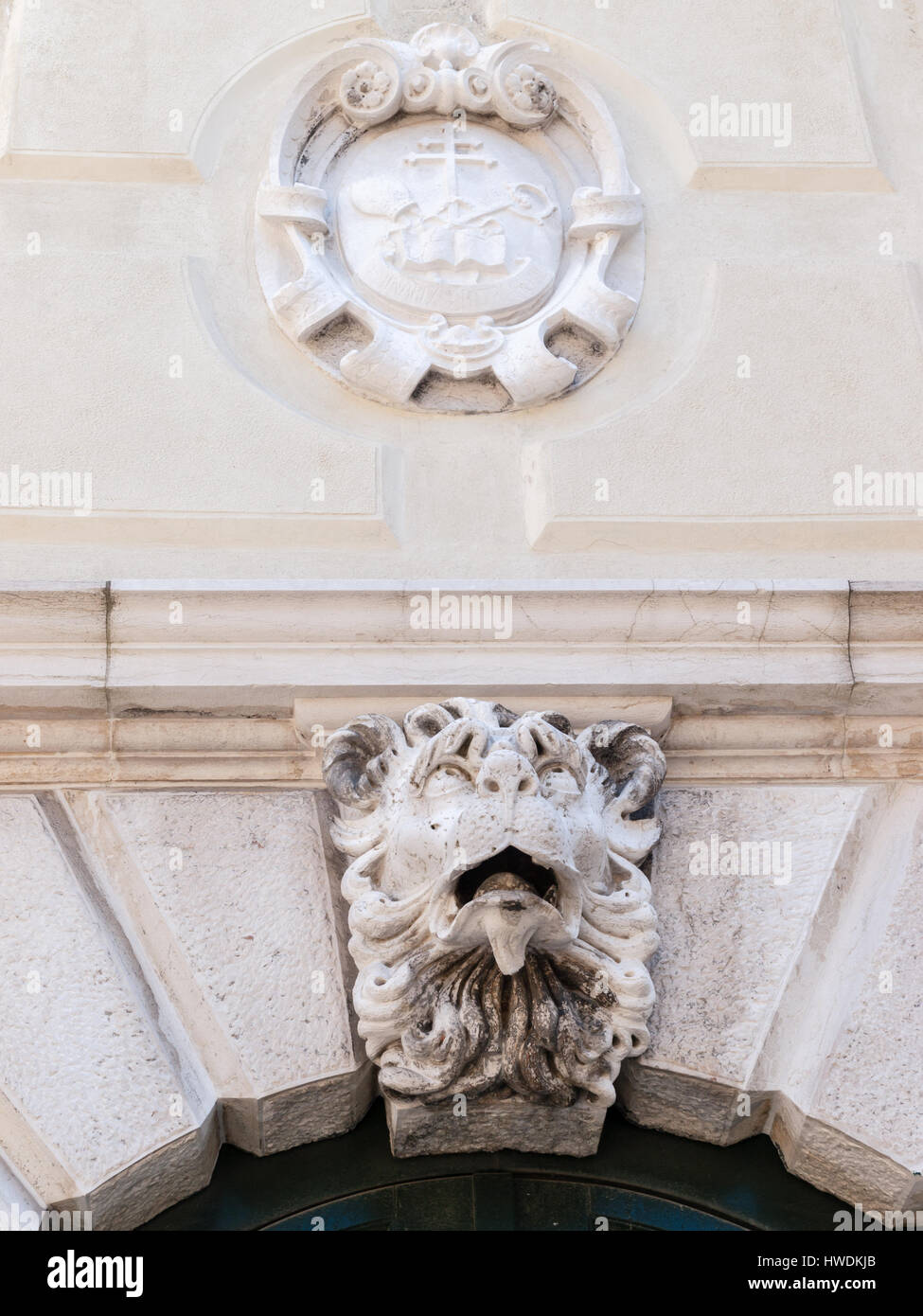 Schnitzerei eines Löwen über einem Torbogen in Venedig, Italien im Hochformat. Stockfoto