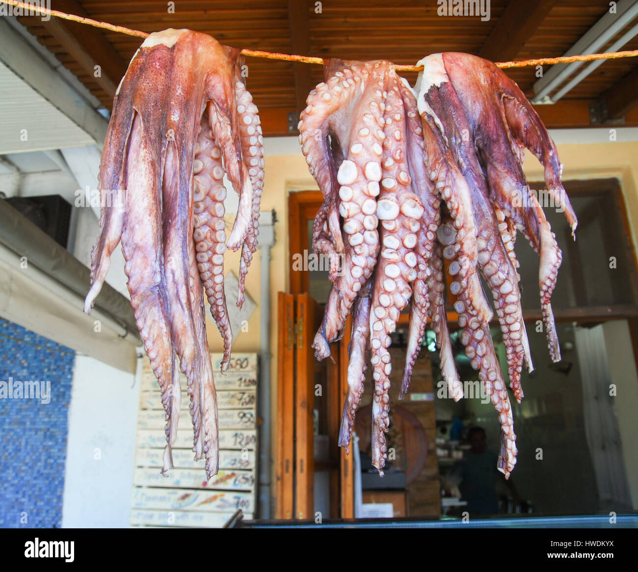 Fangfrisch Tintenfisch aufgehängt an der Vorderseite eines Restaurants auf den griechischen Inseln Stockfoto