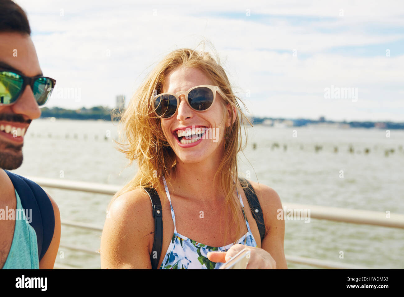 Junger Mann und Frau spazieren am Fluss Wasser, New York, USA Stockfoto