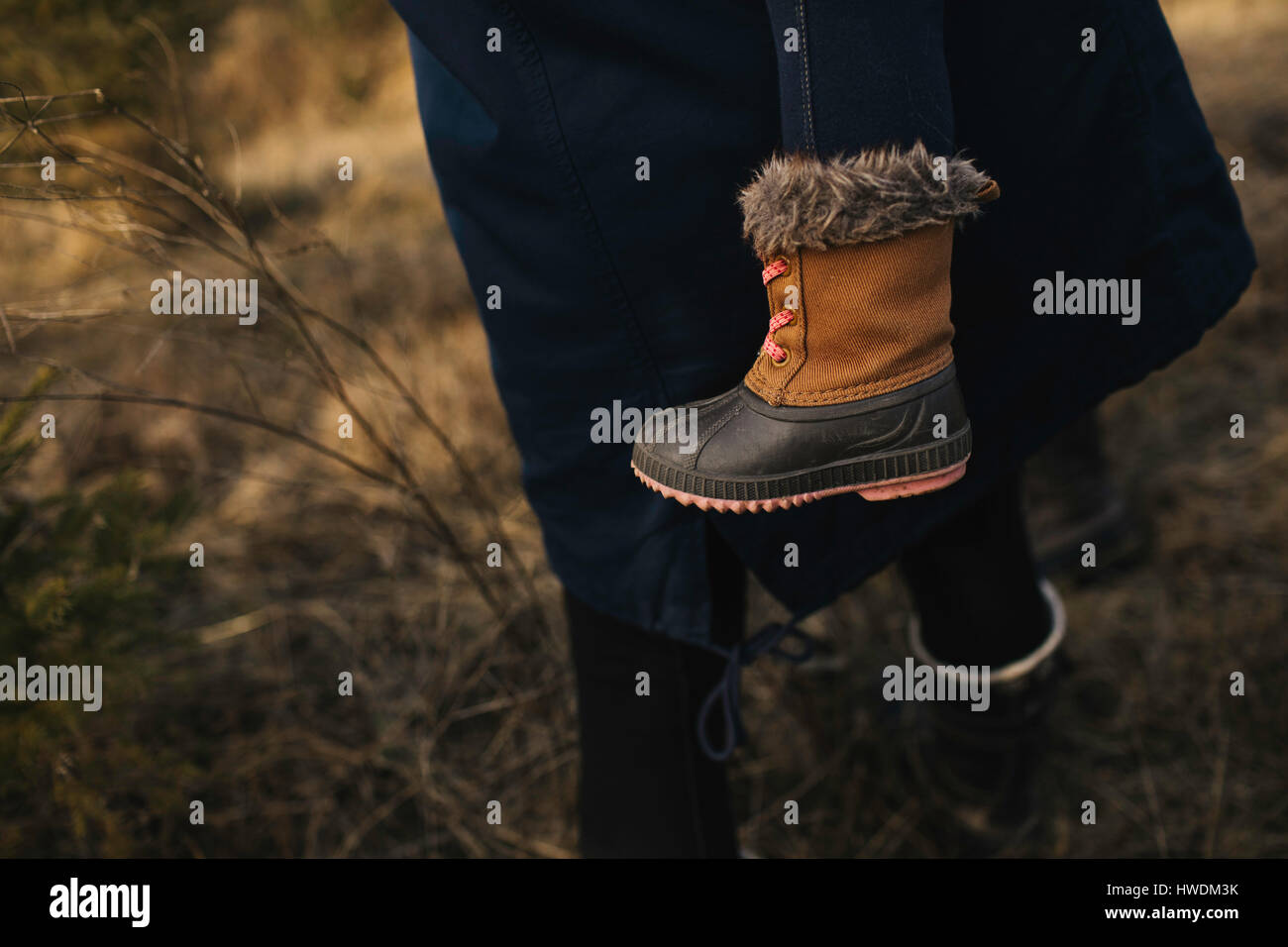 Erwachsene mit Kind, Nahaufnahme eines Kindes boot Stockfoto