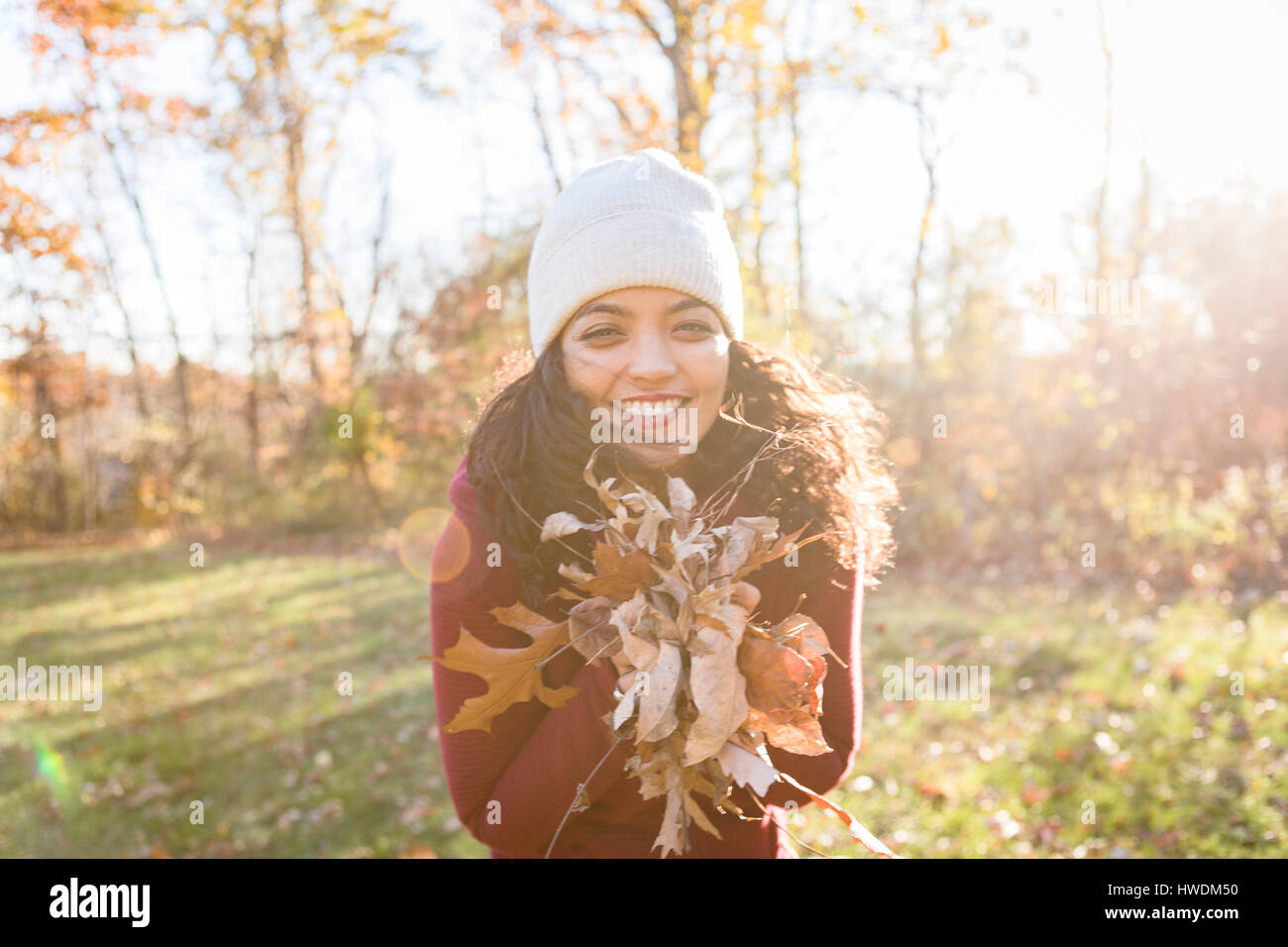 Porträt der jungen Frau mit Herbstlaub Stockfoto