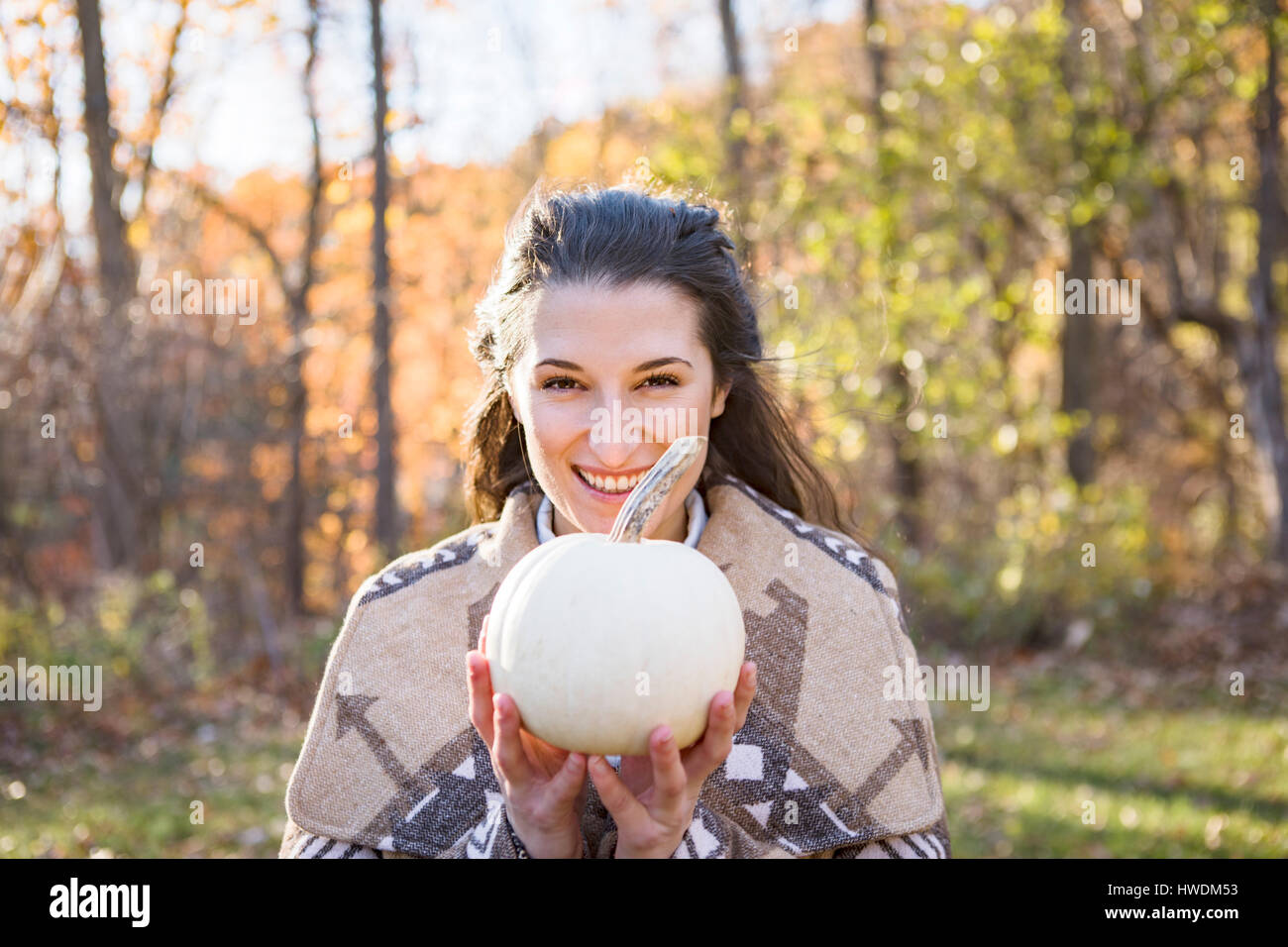 Porträt der jungen Frau mit Kürbis Gemüse Stockfoto