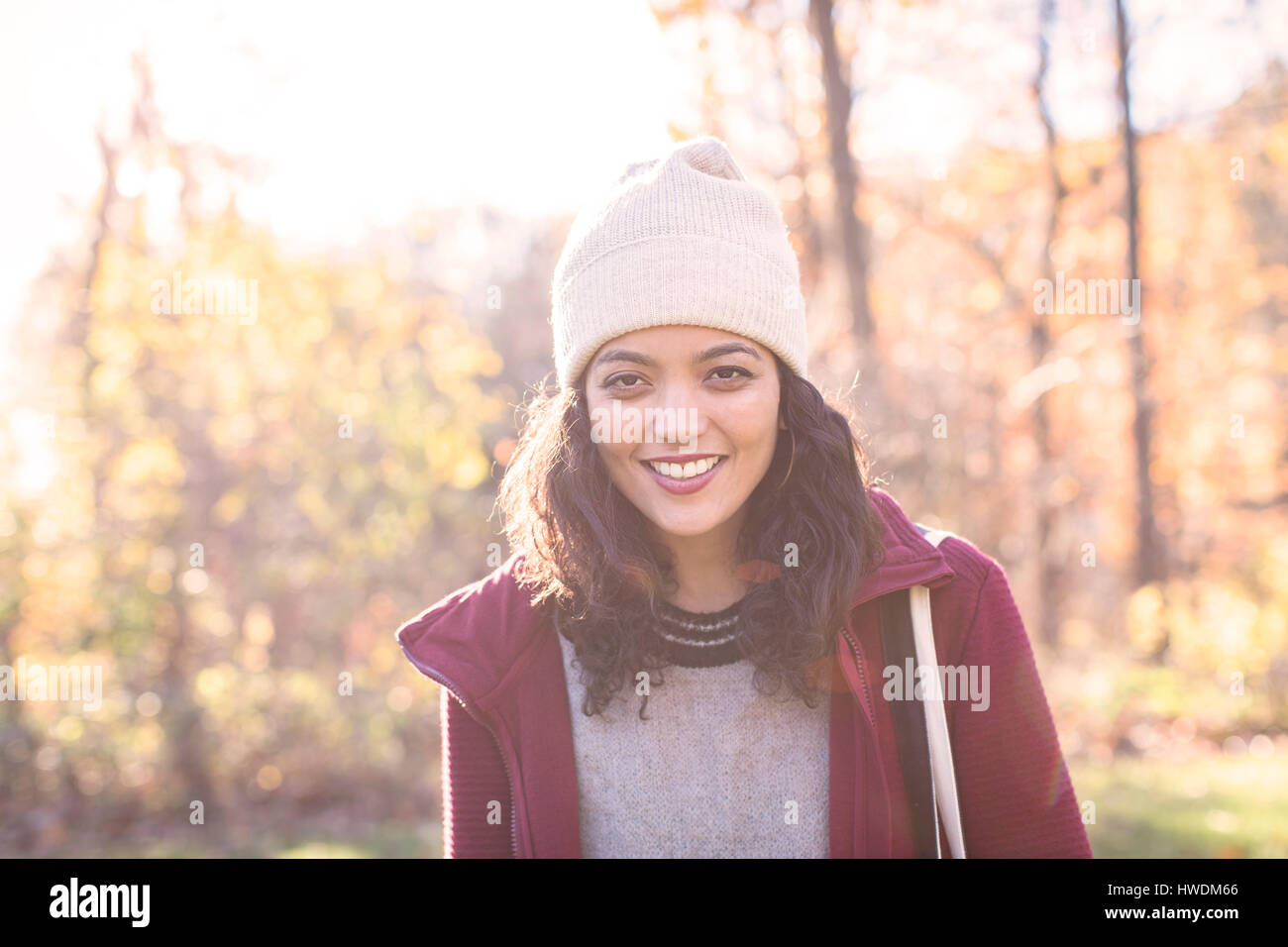 Porträt der jungen Frau mit Stricken Hut im Herbst Stockfoto