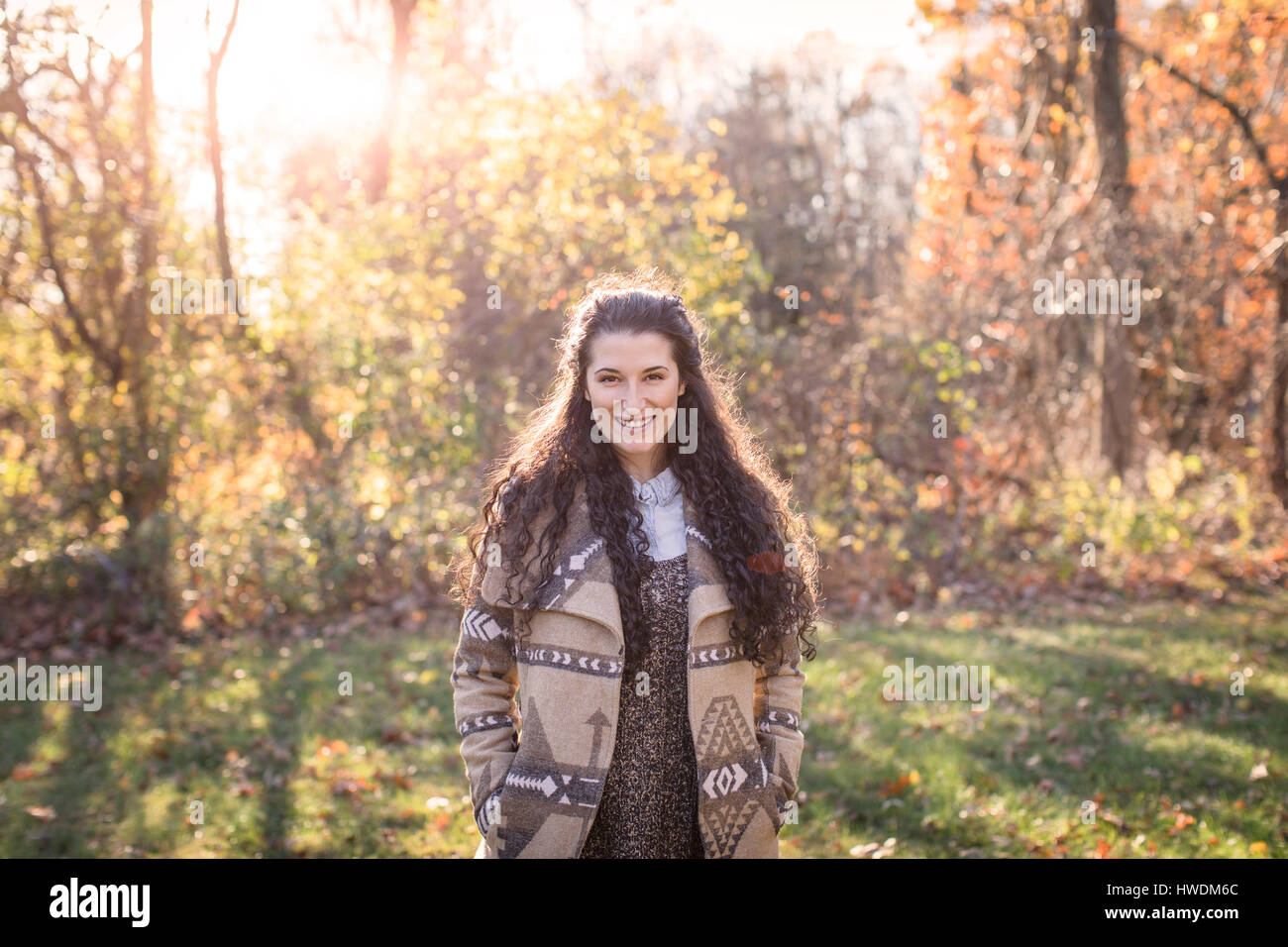 Porträt der jungen Frau im Herbst Feld Stockfoto