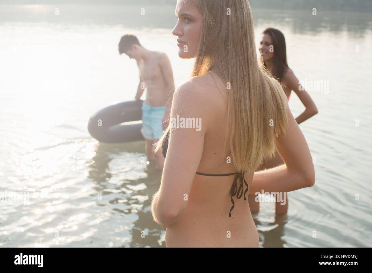 Freunde, die Spaß mit aufblasbaren Ring im Fluss Stockfoto