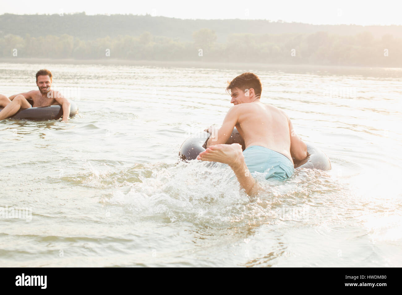 Freunde, die Spaß mit aufblasbaren Ring im Fluss Stockfoto