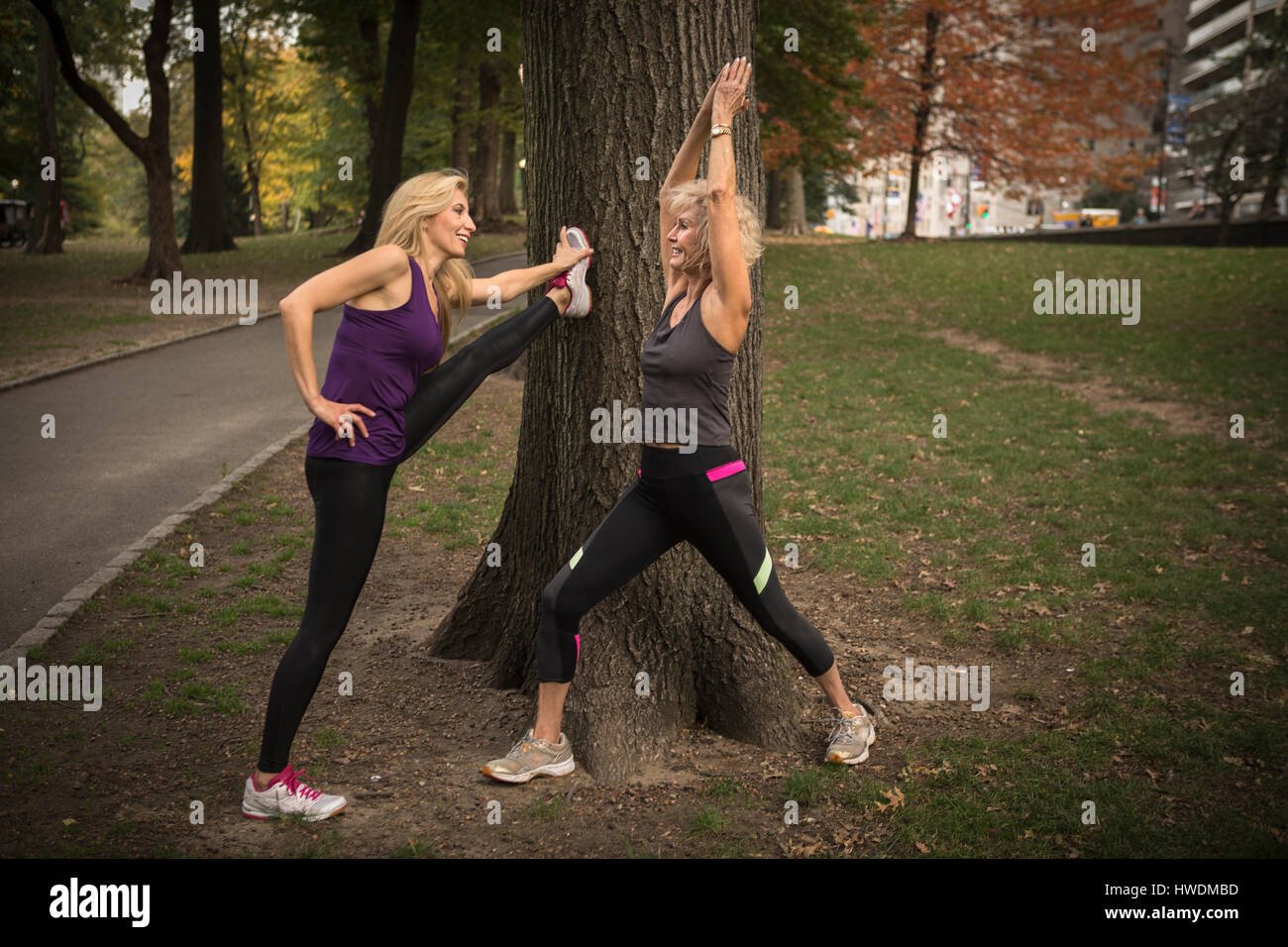 Zwei Reife Freundinnen im Park training, stretching Stockfoto
