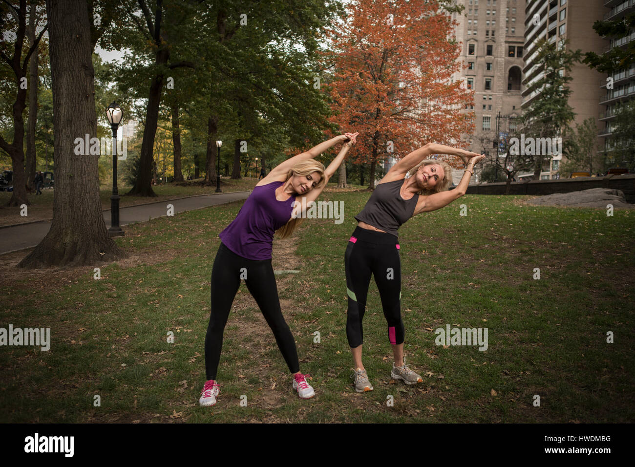 Zwei Reife Freundinnen training im Park, seitlich bücken Stockfoto