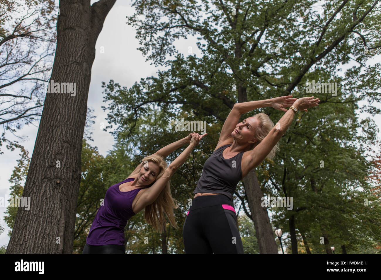 Zwei Reife Freundinnen training im Park, seitlich bücken Stockfoto