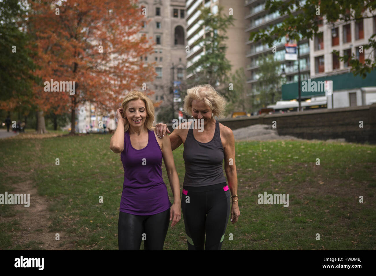 Zwei Reife Freundinnen training im Park, zu Fuß Stockfoto