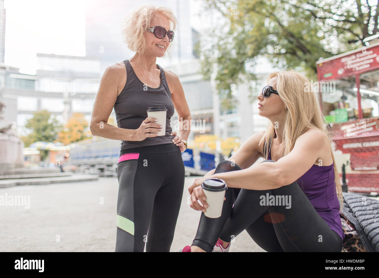 Zwei Reife Freundinnen Ausbildung in Stadt, chatten mit Kaffee zum mitnehmen Stockfoto