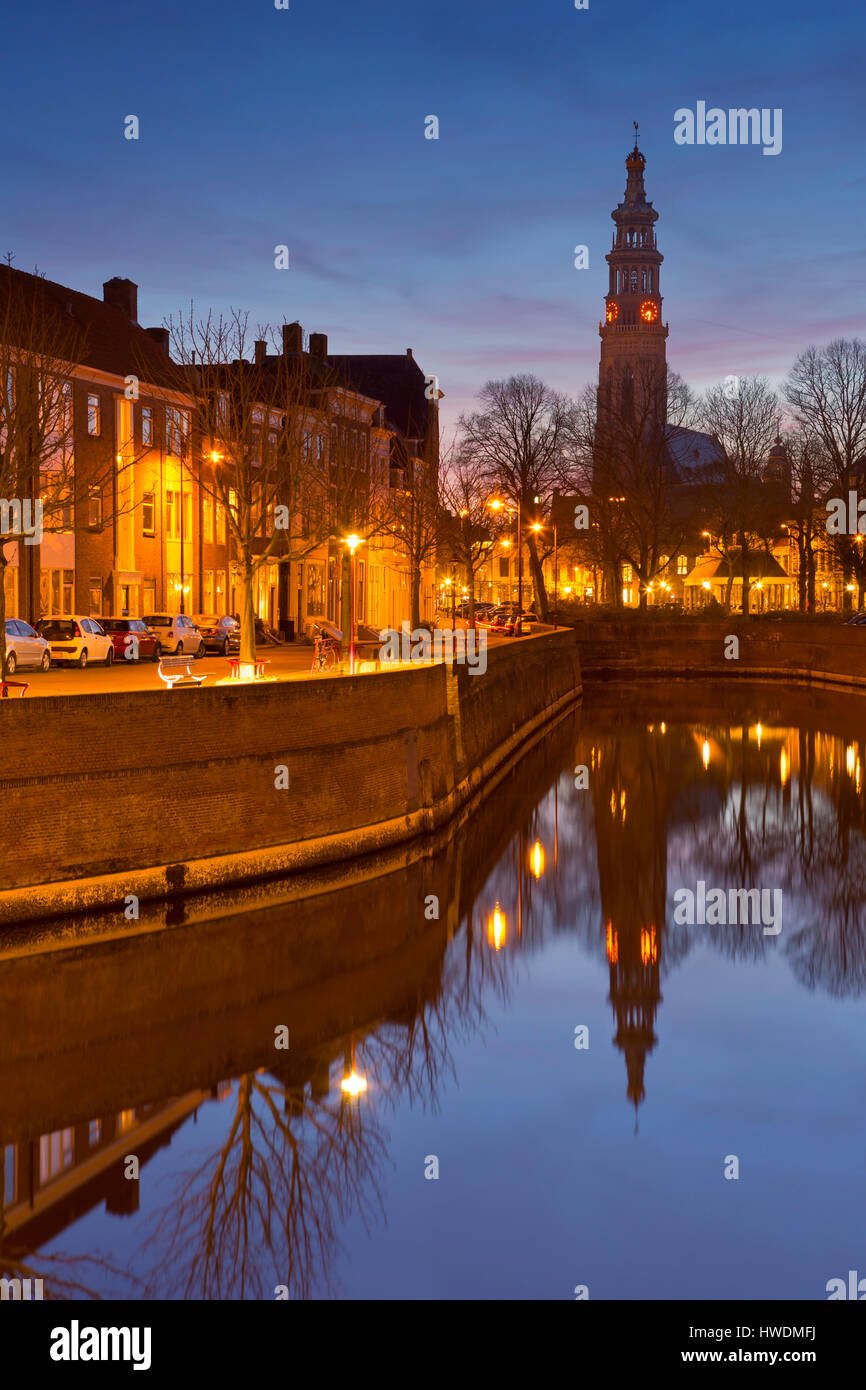 Die Stadt Middelburg mit der Lange Jan Kirche Turm in den Niederlanden in der Nacht. Stockfoto