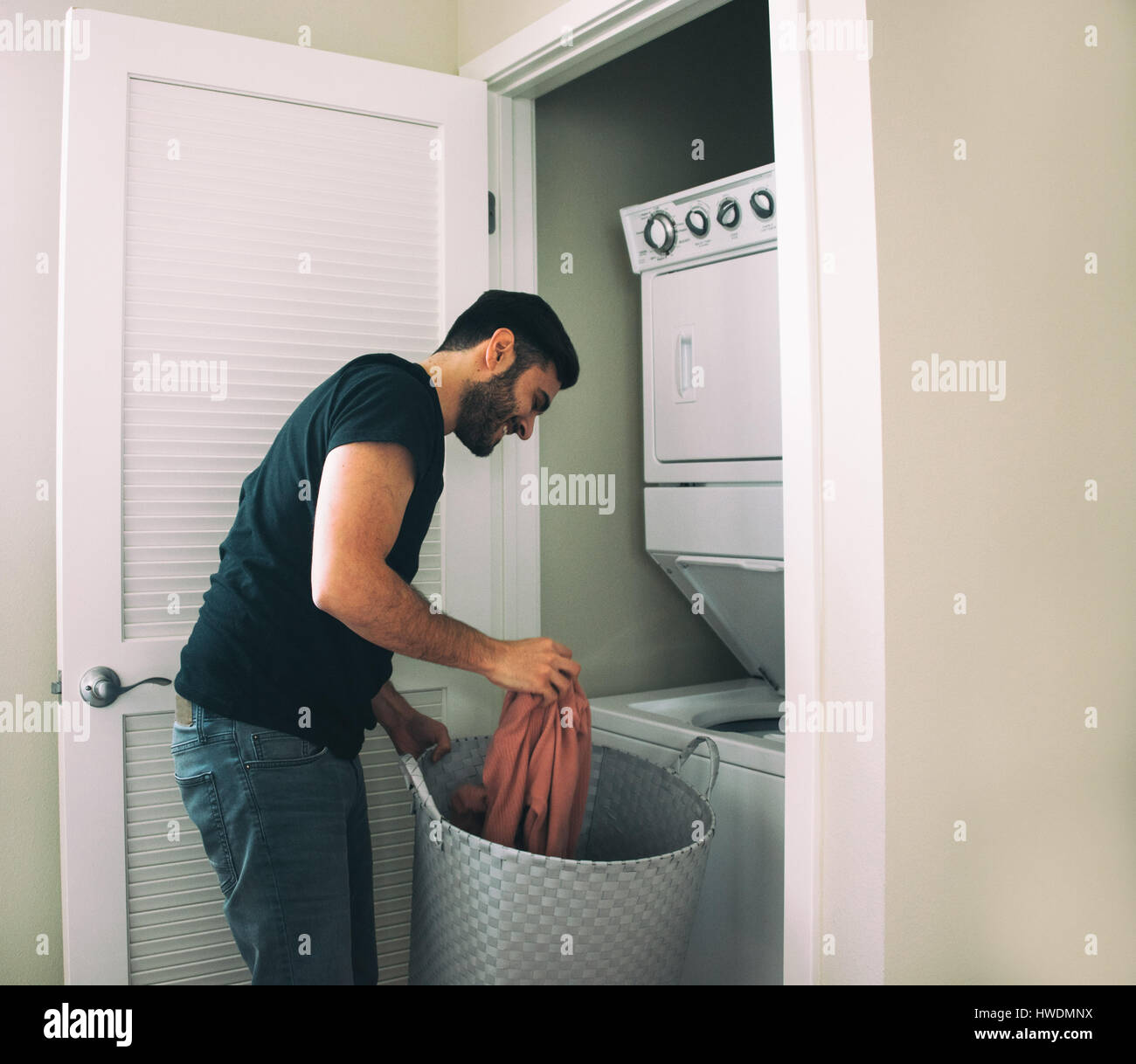 Mann, die Wäsche zu Hause Stockfoto