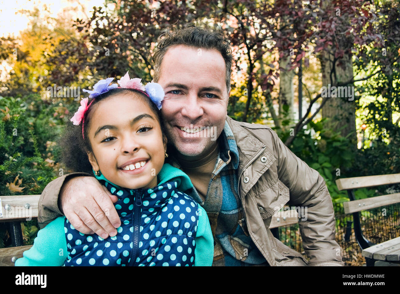 Vater und Tochter im Park Blick auf die Kamera zu Lächeln Stockfoto