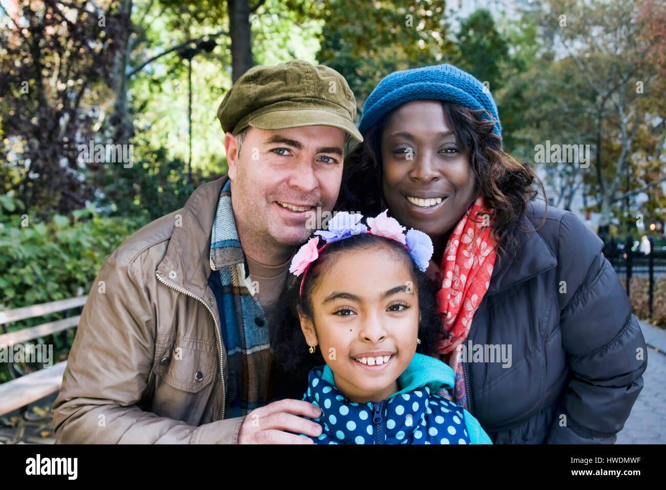 Familie im Park Blick auf die Kamera zu Lächeln Stockfoto