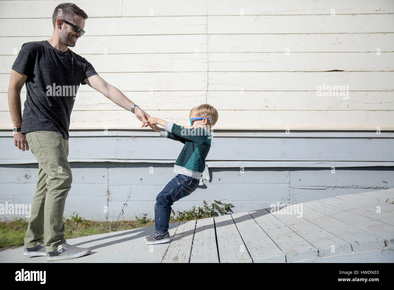 Junge Vater hölzerne Rampe hinauf ziehen Stockfoto