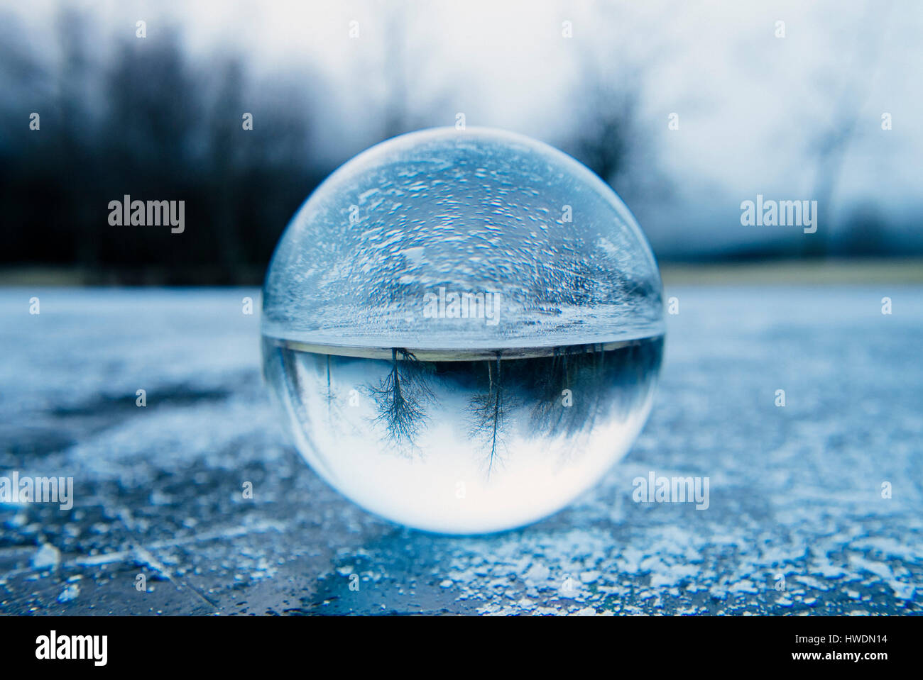 Nahaufnahme von Crystal Ball auf zugefrorenen See Stockfoto