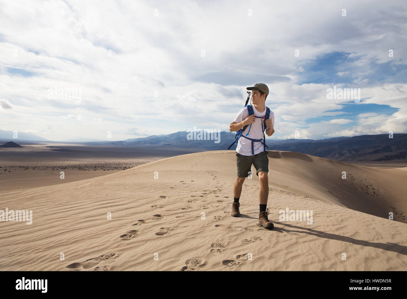 Trekker läuft in Death Valley Nationalpark, Kalifornien, USA Stockfoto