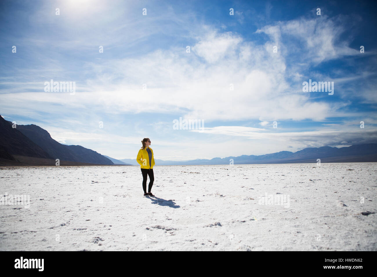 Wanderer zu Fuß in Death Valley Nationalpark, Kalifornien, USA Stockfoto