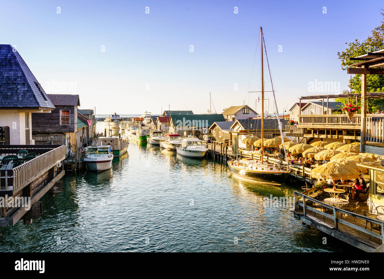 Leland, Michigan, 8. August 2016: Fishtown dockt in Leland, Michigan - ein beliebtes Sommer-Urlaubsziel Stockfoto