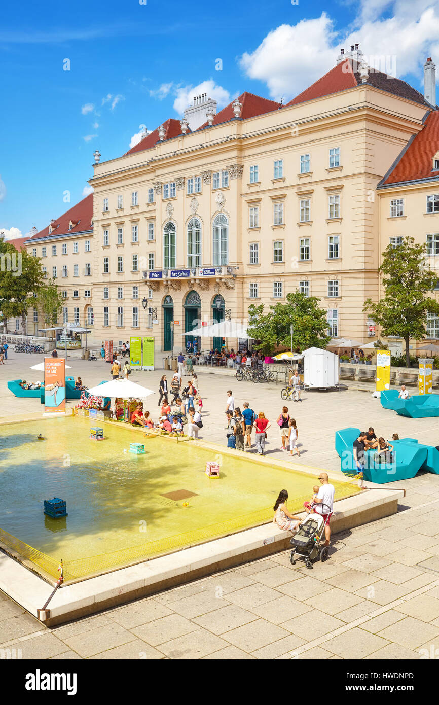 Wien, Österreich - 14. August 2016: Innenhof des MuseumsQuartier Wien. Mit etwa 70 kulturellen Einrichtungen ist es eines der größten Kunst und Kultur Stockfoto