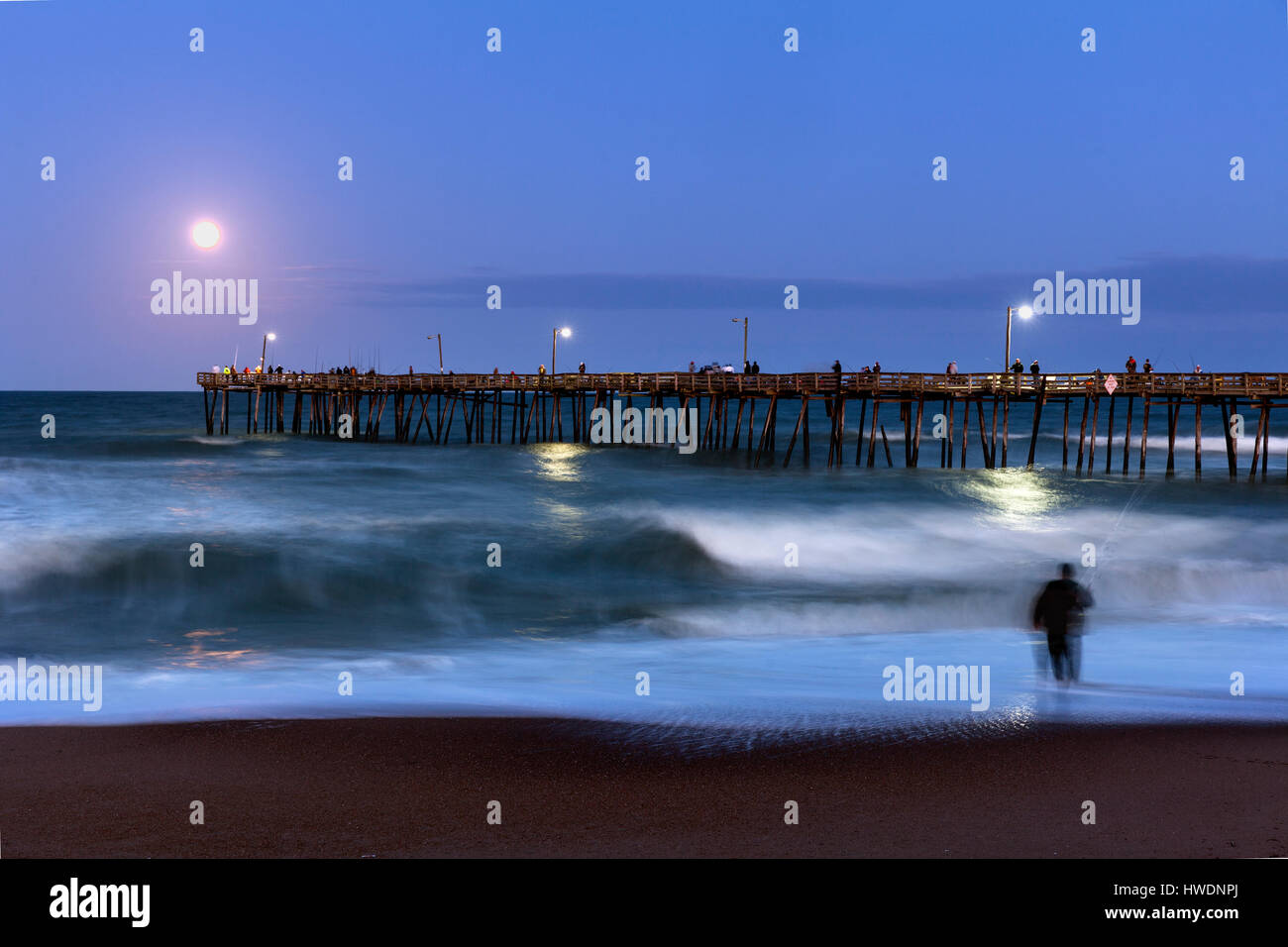 NC00706-00... NORTH CAROLINA - Mondaufgang über Nags Head Pier auf den Outer Banks. Stockfoto