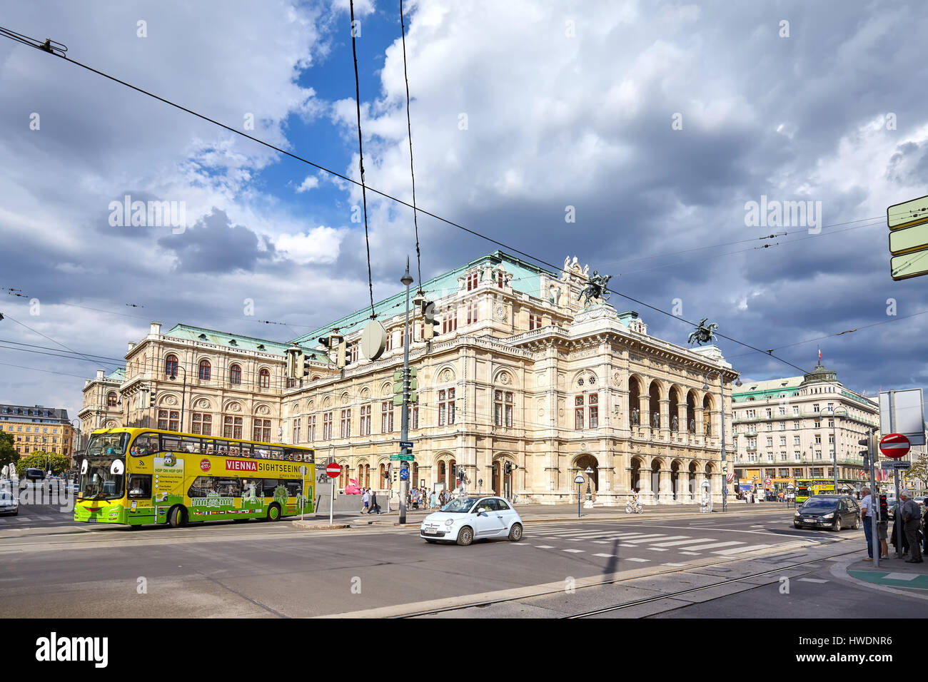 Wien, Österreich - 14. August 2016: Beschäftigt Operring Kreuzung durch das Gebäude der Wiener Staatsoper. Stockfoto