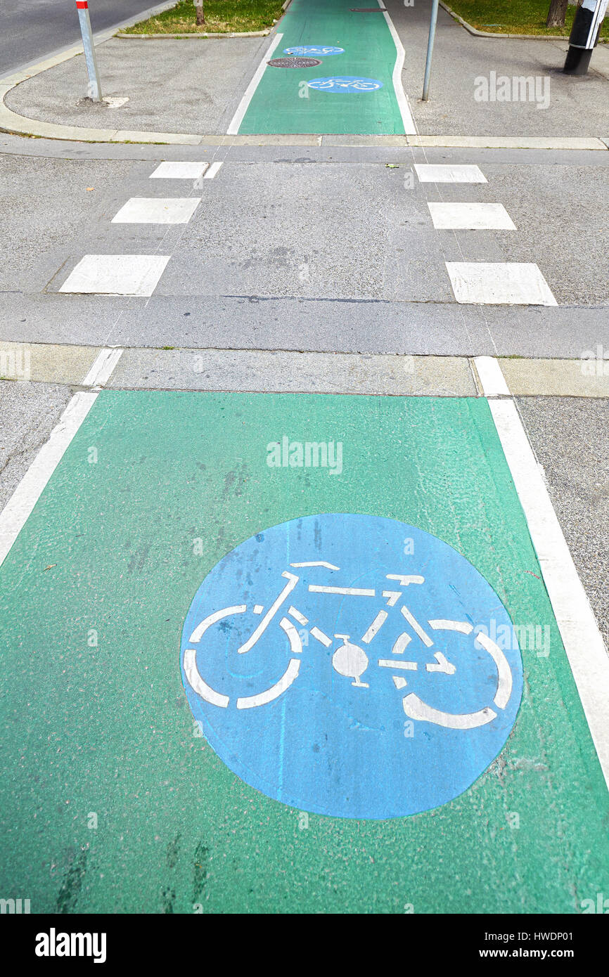 Grün lackiert Asphalt Radweg auf einer Straße. Stockfoto